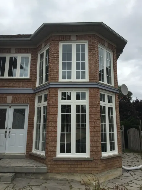 vinyl-windows-replacement-toronto-tall-gridded-turret