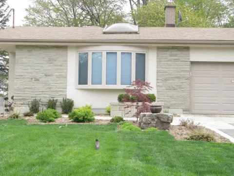 vinyl-windows-replacement-toronto-front-yard-bow-window