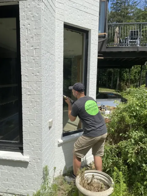 window installer for a corner window