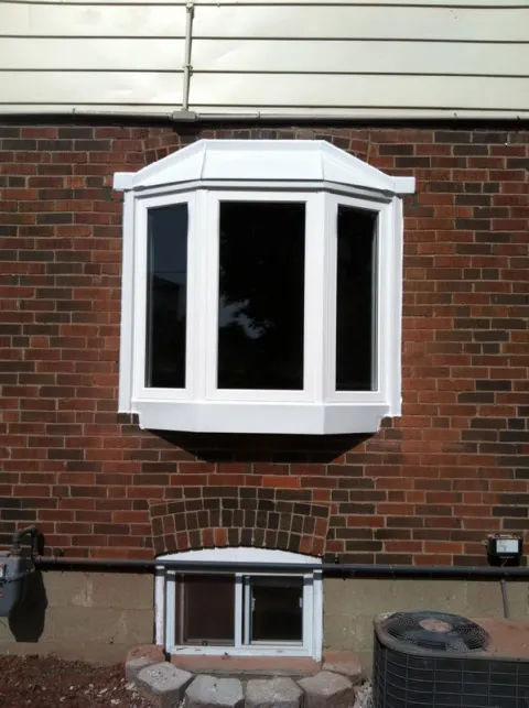 vinyl-windows-replacement-toronto-new-white-bay-window